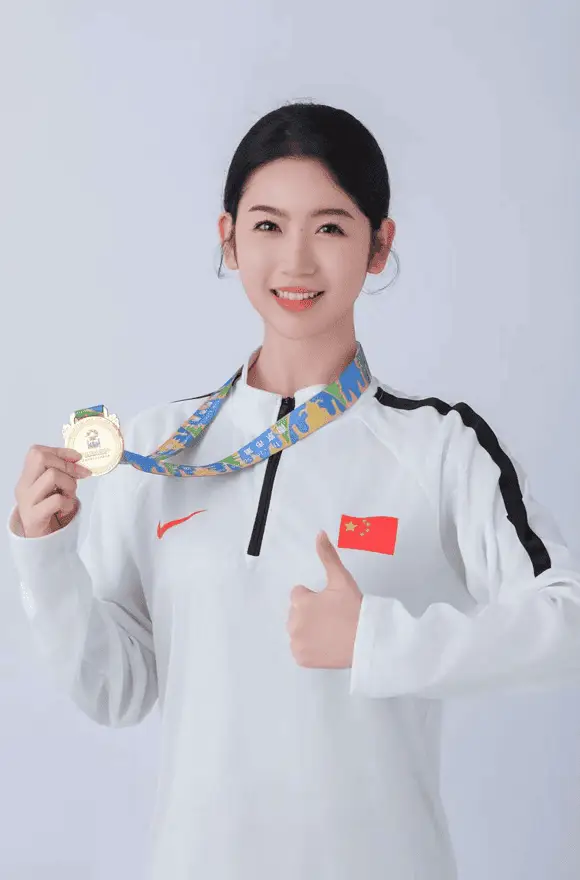 邢天月:从国家健将到啦啦操金牌导师的蜕变之路 体育明星冠军邢天月翻包授权-好物推荐-祝福语视频录制
