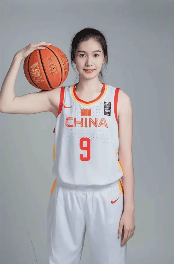 篮球场上的新星: 郭子瑄的WCBA生涯与国家队贡献 体育明星女篮冠军郭子瑄翻包授权-好物推荐-祝福语视频录制