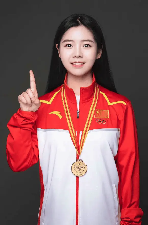 舞动青春,绽放光芒:程晨的啦啦操冠军之路 体育明星程晨代言广告-云洋传媒